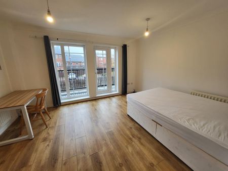 4 bedroom semi-detached house to rent - Photo 4