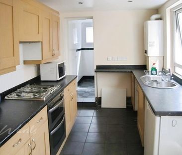 3 bedroom end of terrace house to rent - Photo 2