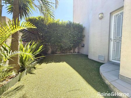 Remarkably Unique 3 Bedroom Park Side Garden Apartment - Photo 3