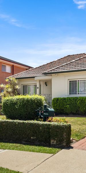 THREE BEDROOM HOUSE! - Photo 2