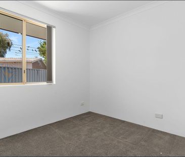 🏡 Comfortable, Fully Furnished Bedrooms – 10 Gulson Circuit, Waikiki - Photo 4