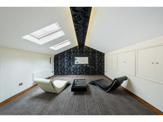 4 bedroom mews to rent - Photo 1