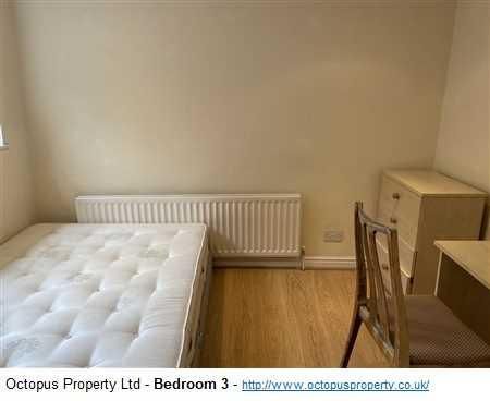 3 bedroom flat to rent - Photo 3