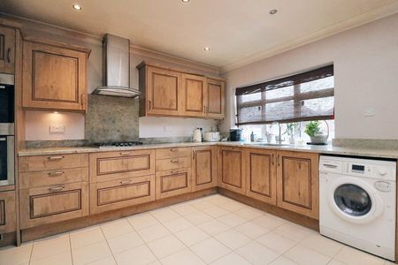 St Brides Avenue, Edgware, HA8 - Photo 5