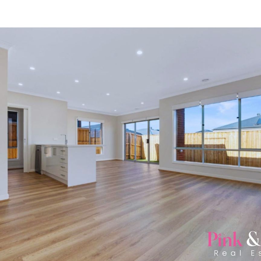 Family Home for Rent Close to Rockbank Train Station ! - Photo 1