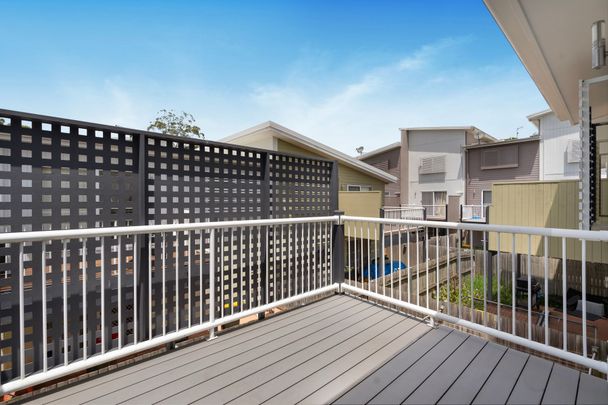 Spacious Townhome with 2 Car Garage - Photo 1