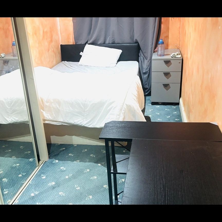 Room in a Shared House, Brixham Garden, IG3 - Photo 1