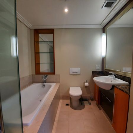 Cosy Viaduct Apartment with Carpark - Photo 4