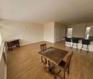 3 bedroom flat to rent - Photo 3