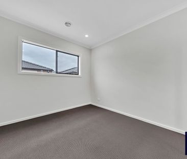 SPACIOUS 4 BEDROOM HOME WITH 2 LIVING AREA AND SOLAR PANELS, CLOSE ... - Photo 3