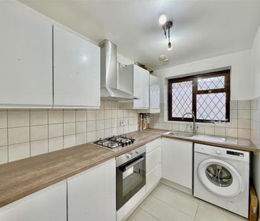 4 bedroom semi-detached house to rent - Photo 3