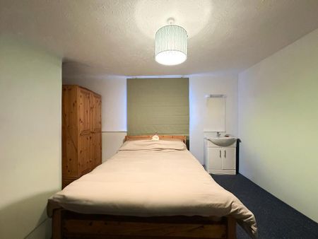 1 bedroom in a house share to rent - Photo 4