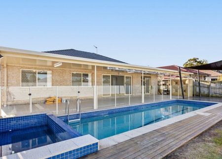 Spacious living rooms and a pool - Photo 3