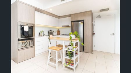 One Bedroom Apartment with multi-purpose room - Photo 5