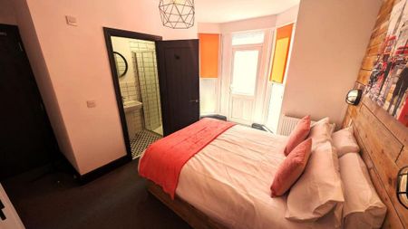 1 bedroom in a house share to rent - Photo 2