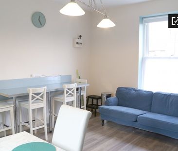 Bright room to rent in 9-bedroom house in Stoneybatter - Photo 4