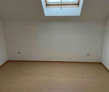 Heimelige 2-Zimmer-Wohnung im Dachgeschoss mit möblierter Küche und... - Foto 3