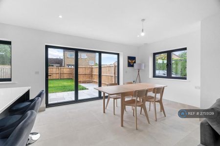 4 bedroom terraced house to rent - Photo 3