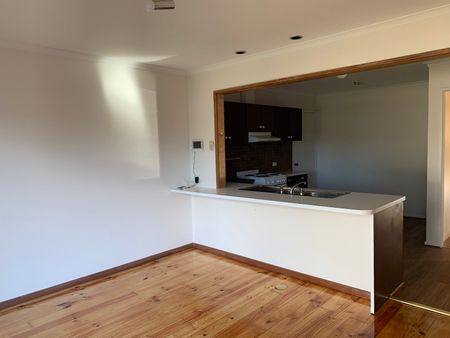 4 Parnell Crescent, Gladstone Park VIC 3043 - Photo 5