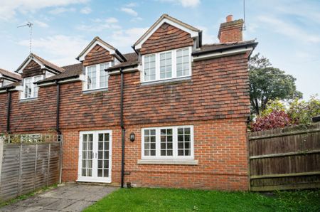 3 Bedroom House - Riverdale, Wrecclesham - Photo 4