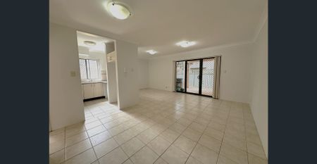 Spacious ground floor 3-bedroom apartment with courtyard - Photo 2