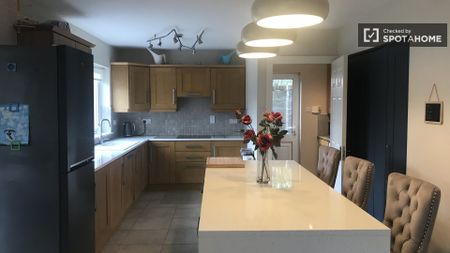 Large room for rent in a 5 bedroom family home in Rathcoole - Photo 5