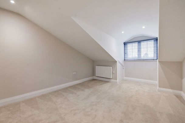 Newly converted two bedroom split level maisonette located on the high street - Photo 1