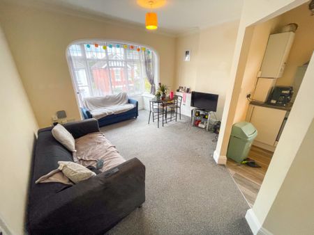 1 Bedroom Flat To Rent in Charminster - £915 pcm Tenancy Info - Photo 4