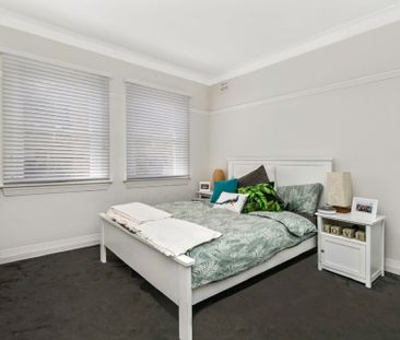 Ultra Chic Apartment - Photo 4