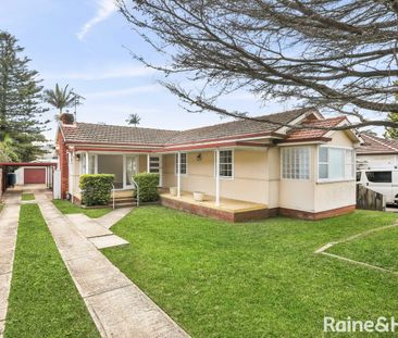 FAMILY HOME WITH LARGE SUN FILLED YARD - Photo 5