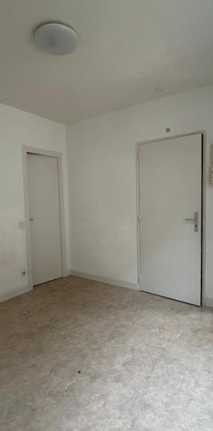 Location Appartement 1 pièce 14m² CHATEAUROUX 36000 - Photo 1