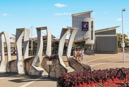 Modern Urban Retreat with Dual Balconies in the Heart of Alexandria - Photo 3