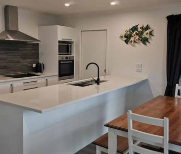 Family living close to beaches - Photo 3