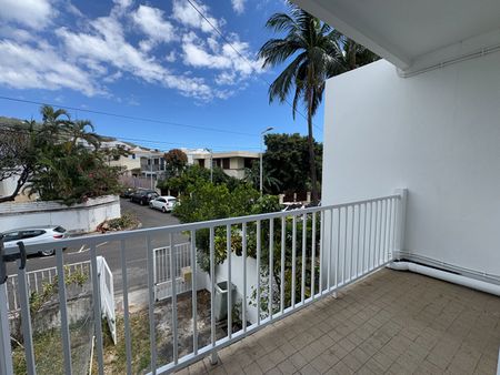 A LOUER - Saint-Denis centre-ville - Maison de ville mitoyenne T3 avec terrasse et jardin - Photo 5