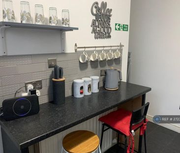 1 bedroom in a house share to rent - Photo 4