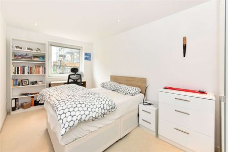 A light, bright and spacious three bedroom apartment situated on the second floor of this modern waterside development located in the heart of Limehouse Marina. - Photo 2