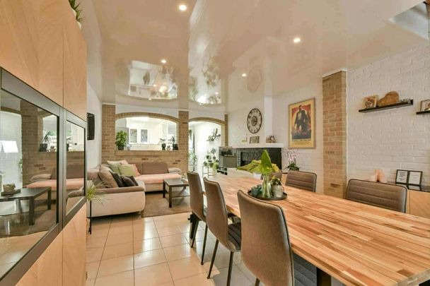 Gerenoveerde rijwoning met 3 slaapkamers en tuin te Roeselare - Photo 1