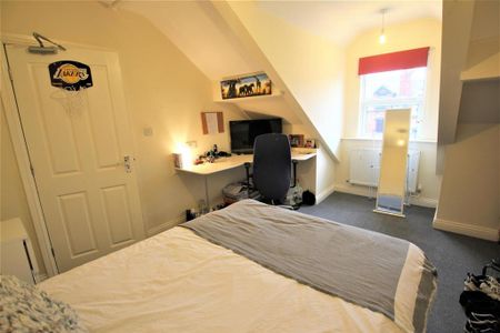 4 bedroom terraced house to rent - Photo 3
