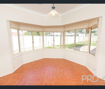 STYLE, SUBSTANCE & FAMILY APPEAL! - Photo 1