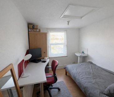 4 bedroom semi-detached house to rent - Photo 3