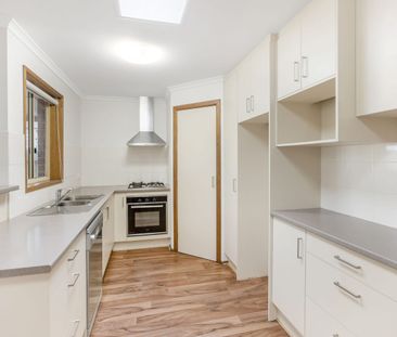 LOW MAINTENANCE HOME IN AN IDEAL LOCATION - Photo 4