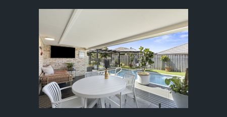 Executive Family Living with Magnesium Pool + SOLAR AND BATTERY POWER - Photo 3