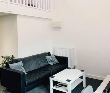 1 bedroom in a flat share to rent - Photo 2