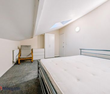 3 bedroom flat to rent - Photo 4