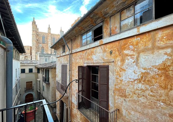 Alquiler mensual a partir del 01 de NOVIEMBRE, estudio con terraza y vistas a la Catedral en el Casco Antiguo, Palma