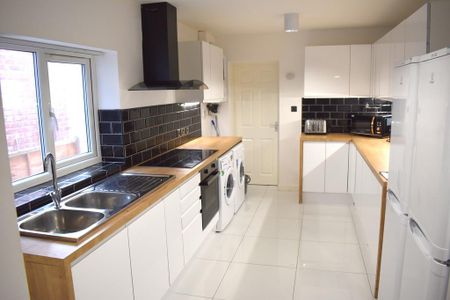 6 bedroom terraced house to rent - Photo 3
