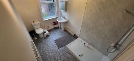 1 bedroom in a house share to rent - Photo 2