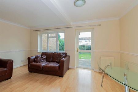 3 bedroom end of terrace house to rent - Photo 2