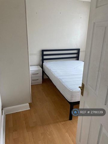 1 bedroom in a house share to rent - Photo 3