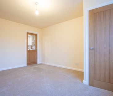 Fully Refurbished Two-Bedroom Semi-Detached House with Large Garden... - Photo 2